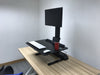 單17“-32”監控電動符合人體工程學高度可調坐立桌面轉換器工作站 - 黑色