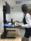 單17“-32”監控電動符合人體工程學高度可調坐立桌面轉換器工作站 - 黑色