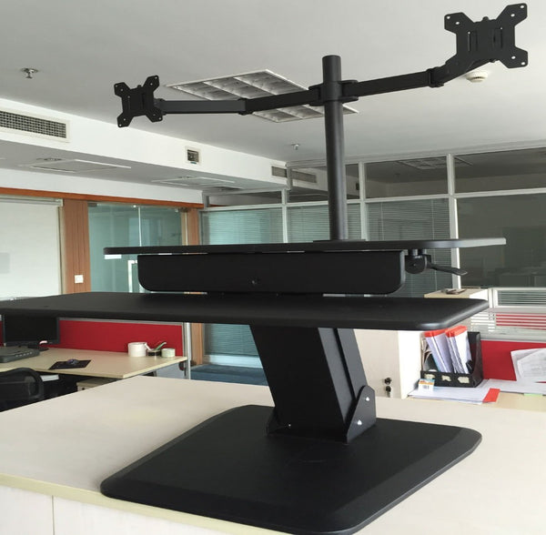 雙顯示器坐立站工作站台轉換器，有兩個顯示器臂